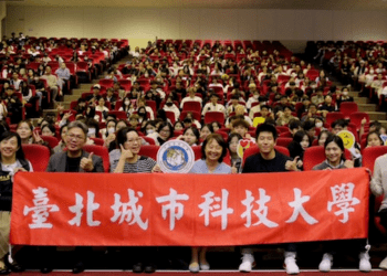 移民署臺北市服務站移民官受邀出席臺北城市科技大學外僑居留相關規定講習，與近600位越籍學生分享在臺居留權益注意事項及規定。