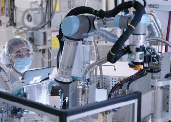 【新聞圖片】科林研發推出了 Dextro 半導體業界首款協作機器人 （cobot），旨在優化晶圓製造設備的關鍵維護任務，可實現準確、高精度的維護保養，以最大限度地減少設備停機時間和生產變異。