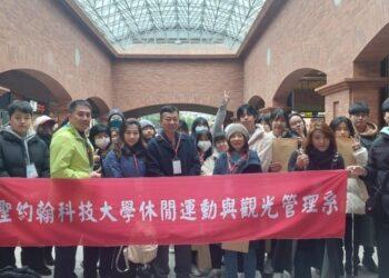 圖一：聖約翰科技大學休閒運動與觀光管理系主辦「淡水小城創意導覽競賽」，開幕式於淡水捷運站舉行。