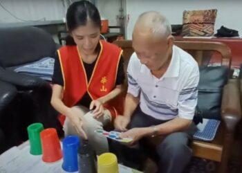 圖說：華山基金會與長輩玩遊戲，預防失智症。