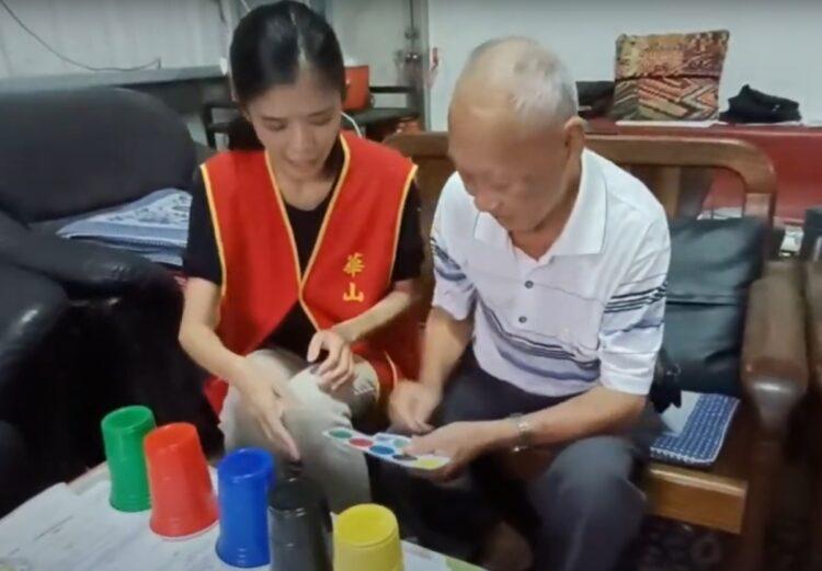 圖說：華山基金會與長輩玩遊戲，預防失智症。