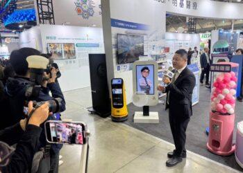 創智動能攜手明基健康生活整合AI對話與實體機器人控制於台北醫療科技展展出