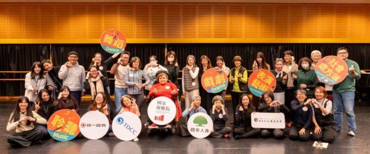 1.「表演藝術社會處方箋先驅計畫」體驗工作坊號召相關領域人士參與 ,藝術與生活間探索更多可能。2024年「表演藝術社會處方箋先驅計畫」獲得日月光文教基金會、台灣集中保管結算所、國泰人壽以及統一證券,共四間企業大力支持,充分展現樂齡議題對社會之重要。