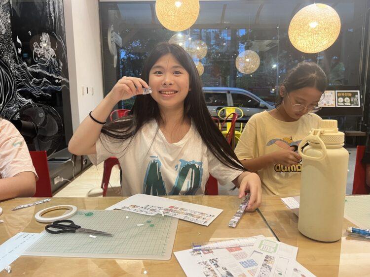 青少年開心展示自己的迷你書籍_2