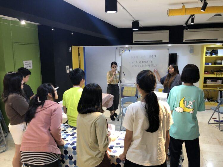 認真為青藝術展準備