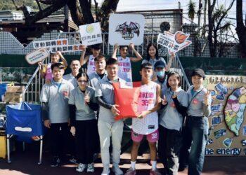 ▲日向綠能總經理龔郁盛(中頒獎者)頒發分組比賽獲勝禮物