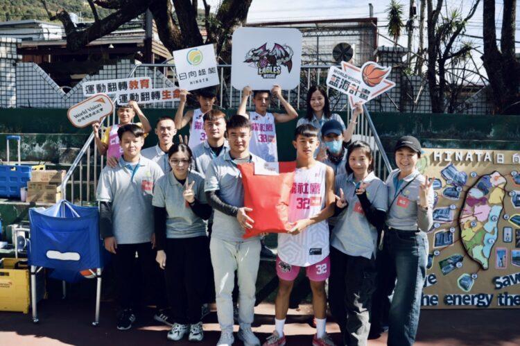 ▲日向綠能總經理龔郁盛(中頒獎者)頒發分組比賽獲勝禮物