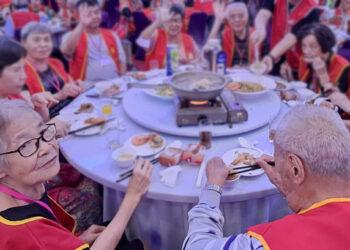 老夫老妻(圖下二位)首次參與慈善餐會，接受各界愛心