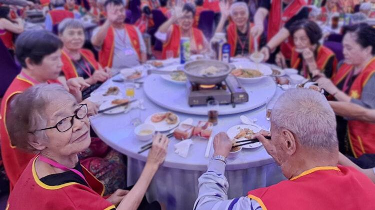 老夫老妻(圖下二位)首次參與慈善餐會,接受各界愛心