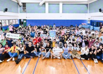 Nu Skin攜手雲門舞集推動舞蹈藝術教育公益活動，將舞蹈蒲公英的種子帶到北中南10所小學，開拓孩童藝術新視野。〉