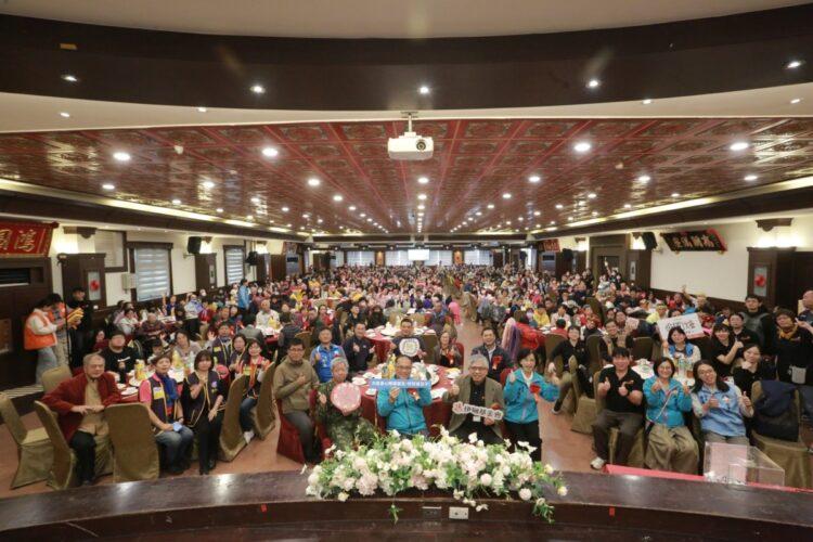 金門國際身障者日結合伊甸「愛·圍爐」吃暖心更暖,各界貴賓齊聚,展現對障礙者的力挺支持(伊甸基金提供)