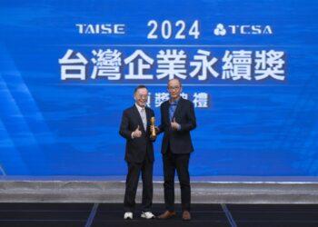 圖一：D-Link友訊科技榮獲TCSA三大獎肯定，今由中華民國無任所大使簡又新(圖左)，親自將獎座授予D-Link友訊科技執行長張家瑞(圖右)