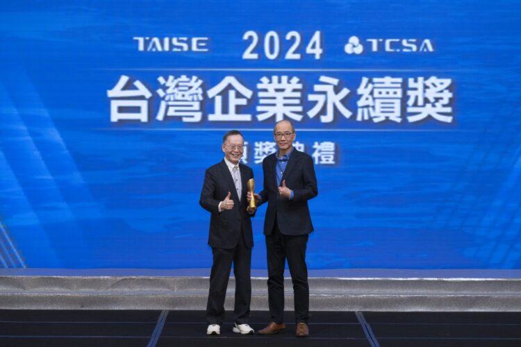 圖一:D-Link友訊科技榮獲TCSA三大獎肯定,今由中華民國無任所大使簡又新(圖左),親自將獎座授予D-Link友訊科技執行長張家瑞(圖右)