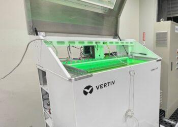 圖說：Vertiv™ Liebert® VIC液冷設備在本次概念驗證專案中，展示其卓越的冷卻效能與綠色節能設計，為高密度運算環境提供高效、低碳的解決方案。