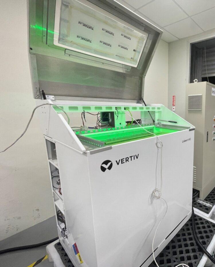 圖說：Vertiv™ Liebert® VIC液冷設備在本次概念驗證專案中，展示其卓越的冷卻效能與綠色節能設計，為高密度運算環境提供高效、低碳的解決方案。