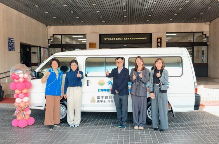 富宇建設今年陸續捐贈4台復康巴士,第4台今(9)日在新竹縣府前廣場完成交車-富宇建設提_0