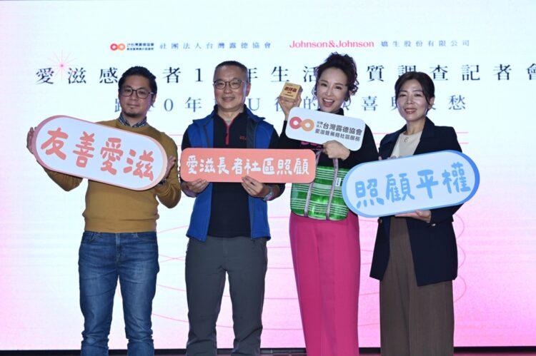 (左起)顧文瑋醫師、光哥、張齡予公益大使、邱飄逸理事長共同合照