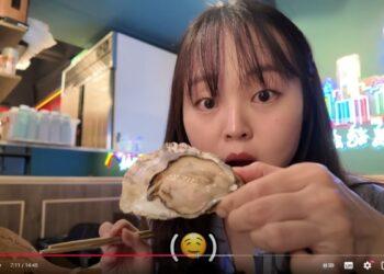 圖說：南韓知名YouTuber英玹김융，造訪串燒品牌「焦糖楓」，驚呼第一次吃到大顆飽滿又美味的生蠔。（資料來源：翻攝自英玹김융）