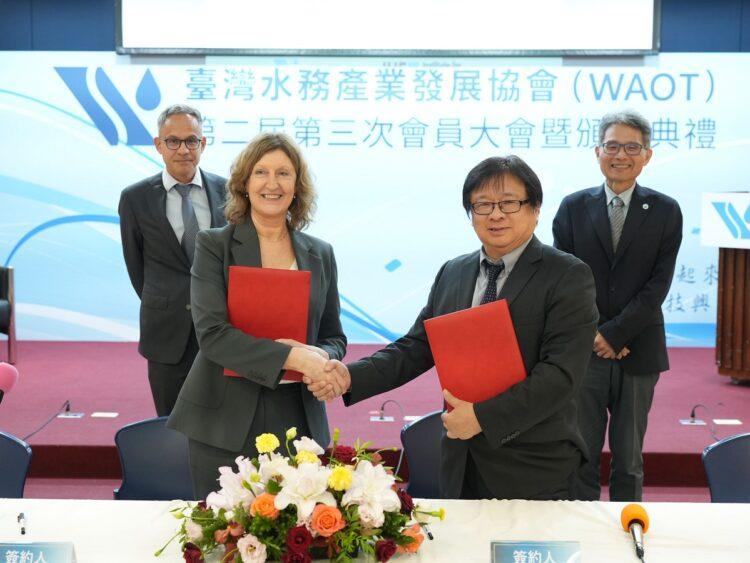 黃志彬理事長及荷蘭國際水利環境學院自來水群主管Maria Kennedy教授簽署MOU