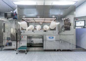 圖說：亞家生技自主研發「微型智能細胞製劑廠」為國內首創，除了可針對不同需求規劃設計，更能拉近臨床與製造端的距離，縮短製劑運送時間。（資料來源：亞家生技）