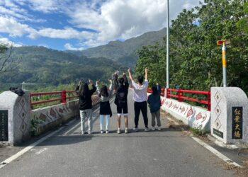 部落歷奇-找到部落中的特色景致，青少年們開心的與之合照。