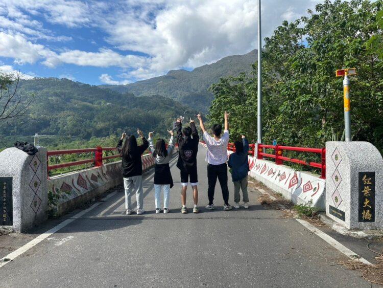 部落歷奇-找到部落中的特色景致，青少年們開心的與之合照。