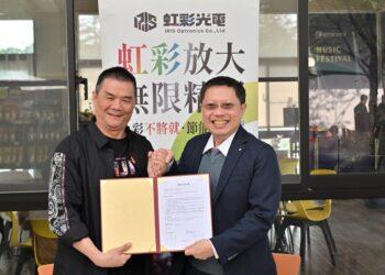 虹彩光電董事長廖奇璋(右)、萬國通路董事長謝明振(左)簽署合作備忘錄