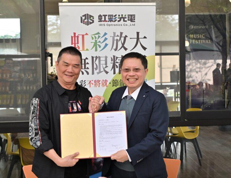 虹彩光電董事長廖奇璋(右)、萬國通路董事長謝明振(左)簽署合作備忘錄