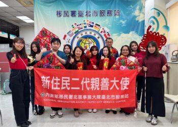 1.移民署臺北市服務站主任蘇慧雯(左5)與新住民二代親善大使團於農曆年前相聚，喜迎蛇年。