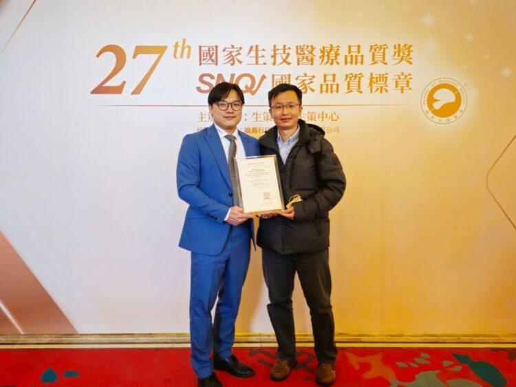 圖說:〝偉喬生醫〞硫酸吲哚酚檢測試劑組,榮獲SNQ國家品質標章認證!生策會舉辦授證典禮,業務主任莊惟吉(左)與創新研發中心主任羅家豐(右)代表領獎。(資料來源:偉喬生醫)