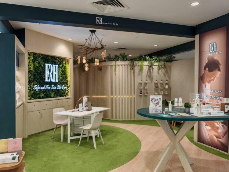 圖說：十藝生技旗下ERH品牌，進駐馬來西亞百貨商場，擁有２處實體櫃位及2家快閃店，以簡約風格和綠色元素，呈現品牌形象。（資料來源：十藝生技）