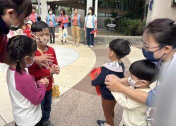 平等幼兒園與三民早中心幼童相互拜年