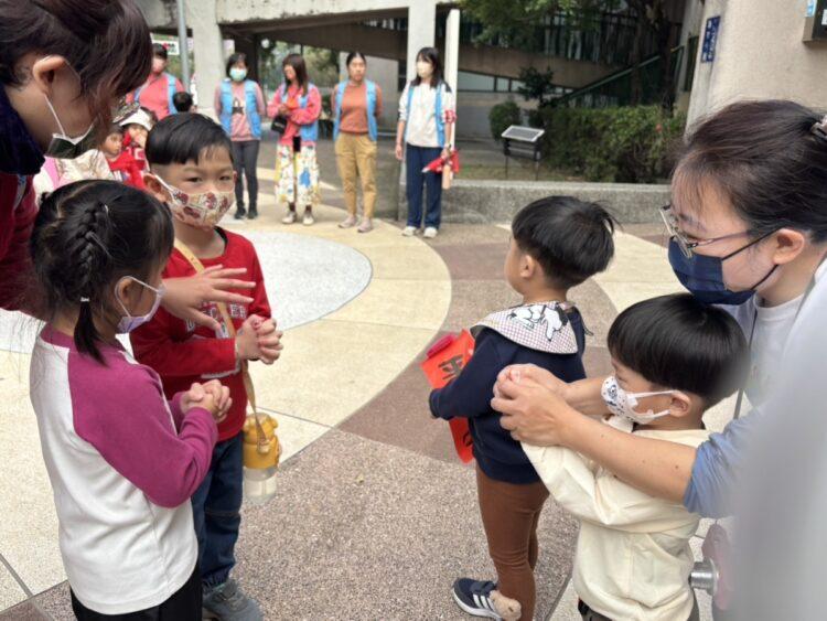 平等幼兒園與三民早中心幼童相互拜年