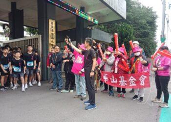(圖說)華山長輩化身資深啦啦隊，為基隆高中路跑學子，熱情吶喊助威。