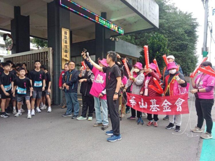 (圖說)華山長輩化身資深啦啦隊,為基隆高中路跑學子,熱情吶喊助威。