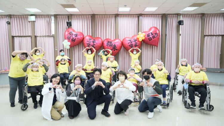 3.保康長照中心與市府團隊合影(前排左起保康基金會執行長黃秀珍.副處長溫秋蘭.董事長陳煒.市長黃敏惠.社會處處長李思賢)