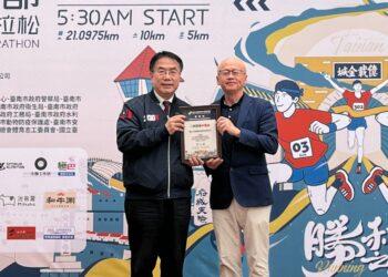 臺南市長黃偉哲感謝台灣三帆製藥捐贈物資(十靈油一條根舒緩噴霧)，特地頒發感謝狀與合影。