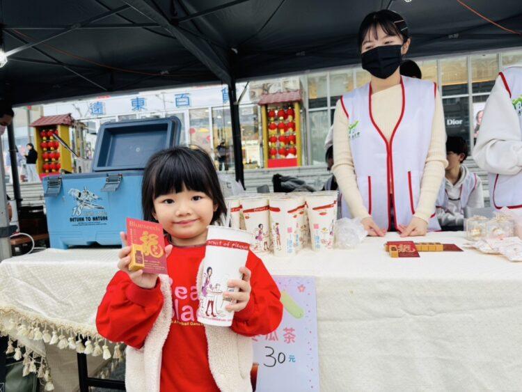 花蓮家扶於遠百廣場前進行助學義賣