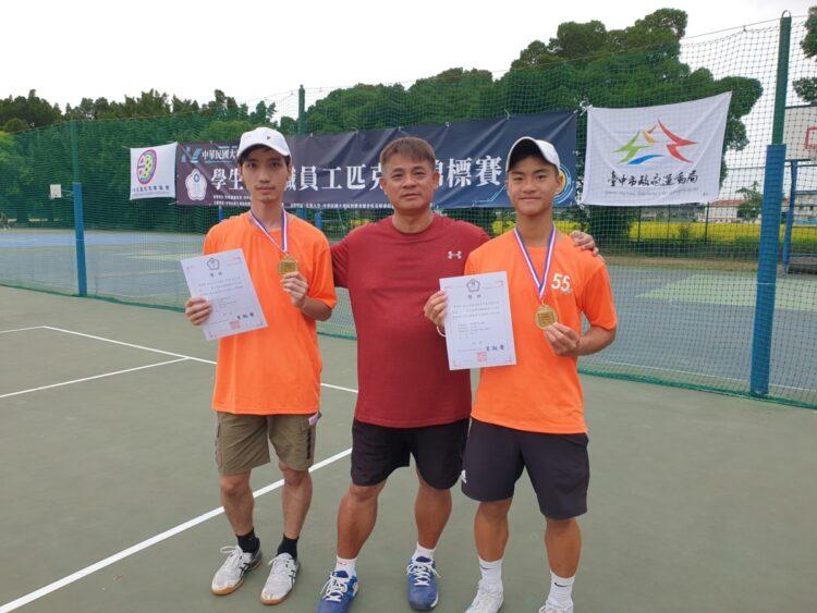圖一：聖約翰科技大學金牌教練李文田老師（中）指導李亯和（右）及黃恩福（左）兩位同學，勇奪111學年度匹克球錦標賽學生組2.0級男子雙打金牌！
