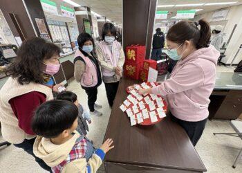 向民眾介紹猜燈謎活動