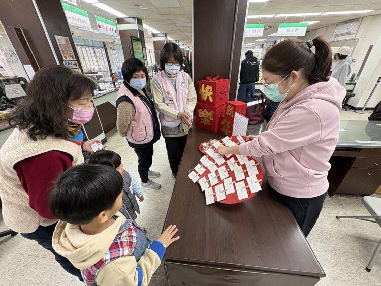 向民眾介紹猜燈謎活動