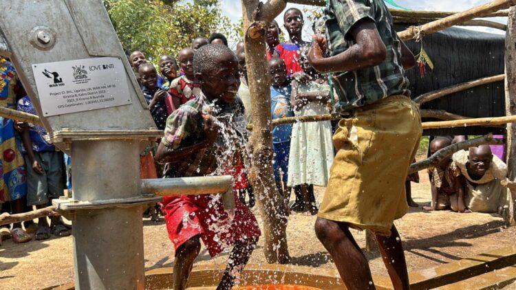 圖說:透過WASH計畫興建水井、雨水收集系統與濾水設備,不僅有效改善了水質,還顯著降低了30%水傳疾病的感染率。(資料來源:愛女孩Love Binti)