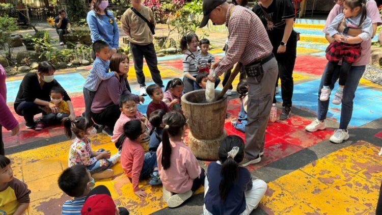 親身體驗傳統搗麻糬的樂趣