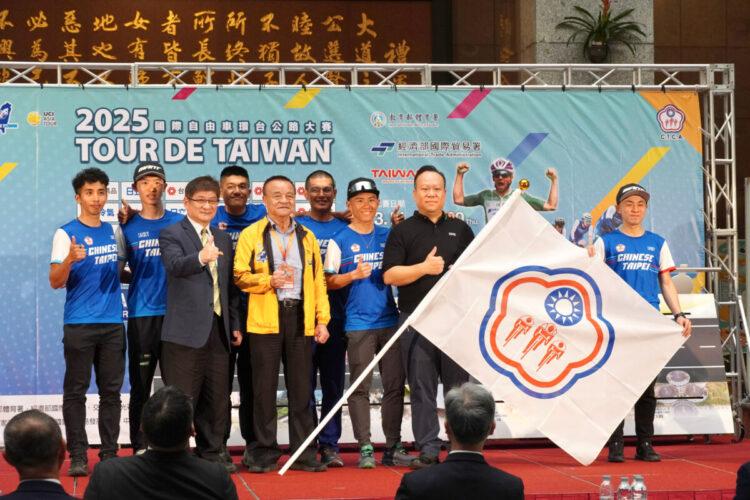 圖說：教育部體育署洪志昌副署長(左3)授旗給領隊李典穎(承業生醫)(右2)