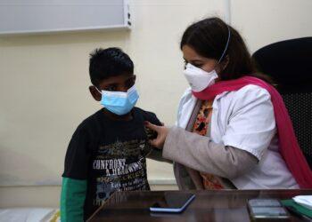 【無國界醫生新聞照片一】無國界醫生（MSF）於巴基斯坦推展兒童結核病專案「TACTiC」，醫師Maham Khalid正為8歲的Hussain進行檢查，這是他第四度於抗藥性結核病（PMDT）診所受檢。©MSF