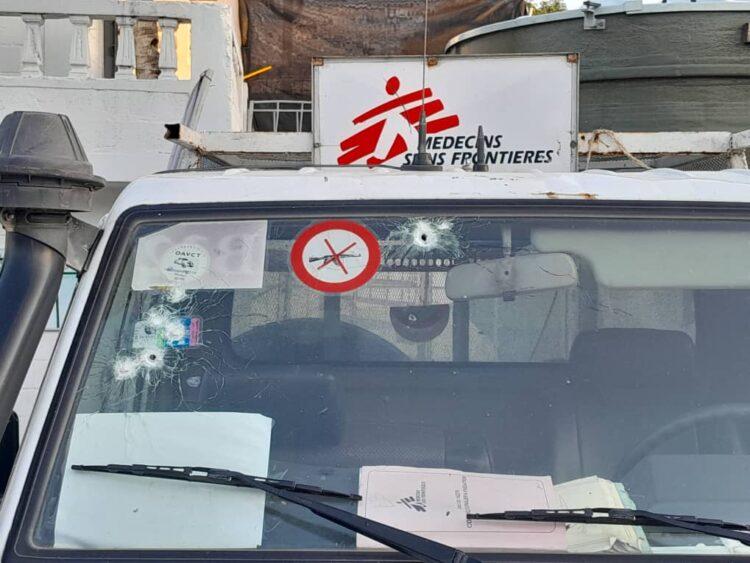 【無國界醫生新聞照片一】無國界醫生(MSF)譴責在海地太子港發生的針對性襲擊,標誌著無國界醫生Logo的撤離車隊在暴力升級中遭到蓄意射擊。儘管無人喪生,仍有工作人員受輕傷。©MSF