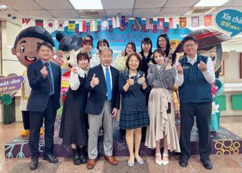 0304-3日本西南學院大學的宮原哲教授(前排左三)率團，訪問臺北市服務站交流新住民輔導經驗與心得。(前排右三為臺北市服務站主任蘇慧雯)。jpg