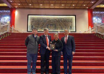 圖一：聖約翰科技大學曾鴻鍊執行董事（左二）致贈感謝牌給Haigo & Irene Shen Foundation董事長Shen-Chow（右二），感謝其長年對學校的深厚情誼與無私奉獻。左一為前副校長王健行教授，右一為唐彥博校長。