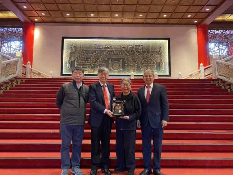 圖一：聖約翰科技大學曾鴻鍊執行董事（左二）致贈感謝牌給Haigo & Irene Shen Foundation董事長Shen-Chow（右二），感謝其長年對學校的深厚情誼與無私奉獻。左一為前副校長王健行教授，右一為唐彥博校長。