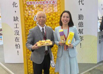 圖說：勤億蛋品科技共同創辦人暨董事長古榮海（左），與董事長室經理古昕平（右），於烘焙展攤位現場解說。（資料來源：勤億蛋品科技）